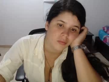 اسمع صوت كسها المبلول محتاجة كتير